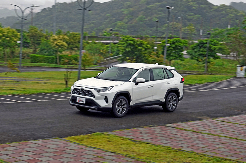 RAV4起步加速與CX-5不惶多讓。