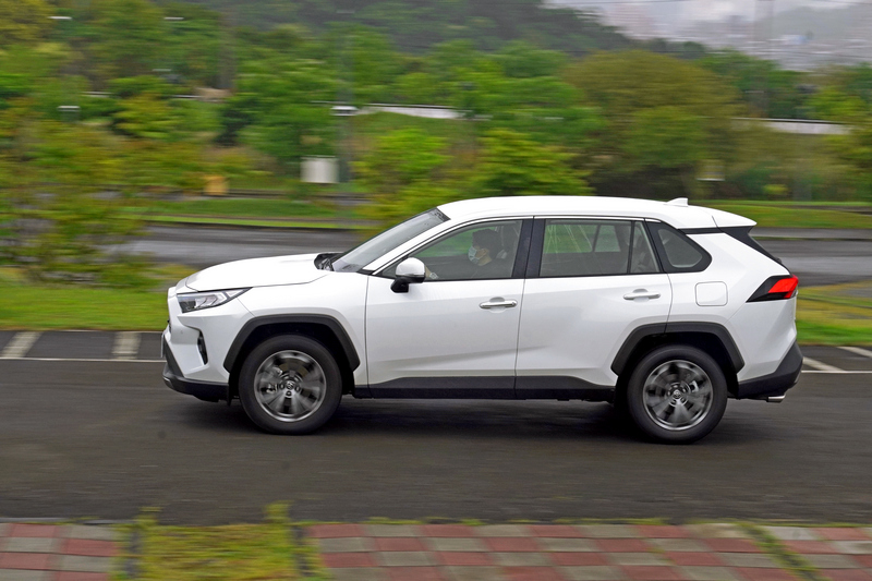 單就底盤操控與乘坐舒適,RAV4則是兩者兼顧最均衡討喜的車型。
