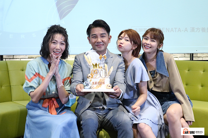 【車勢星聞】謝承均舉辦出道二十周年粉絲見面會,藝人好友大牙(左)、曾智希(右二)及林萱瑜(右一)也出席活動祝賀。