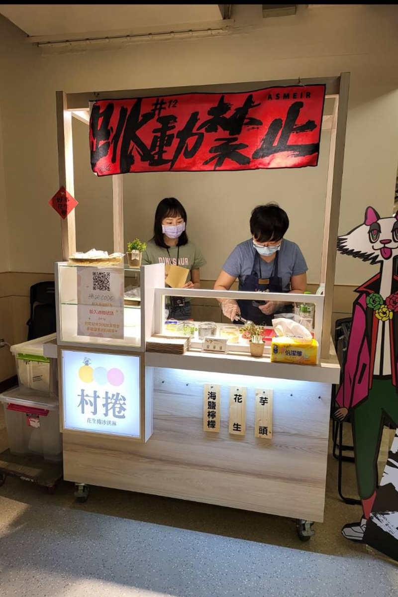 【車勢星聞】張惠妹在後台擺設了攤位請大家吃美食。(圖:聲動音樂提供)
