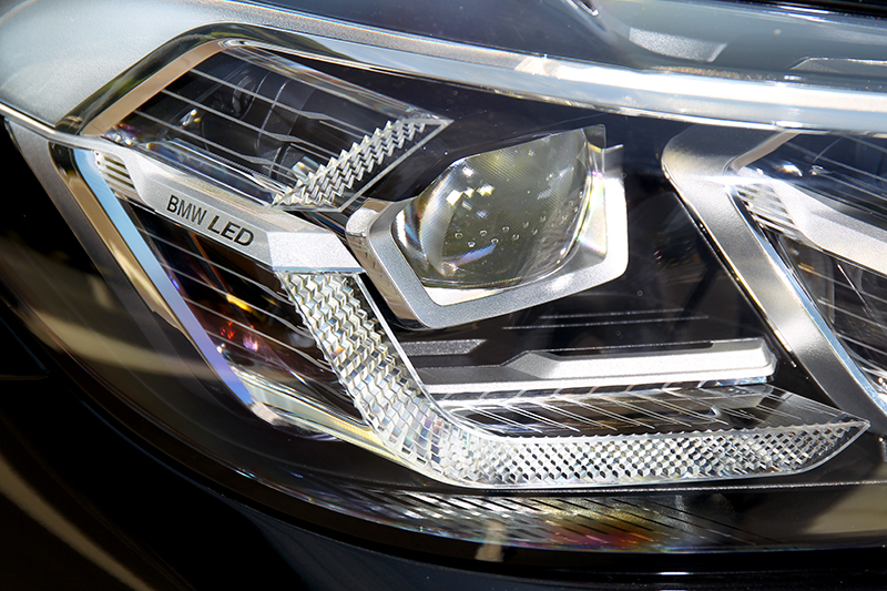 配備有Glare-Free光型變化功能的LED頭燈。