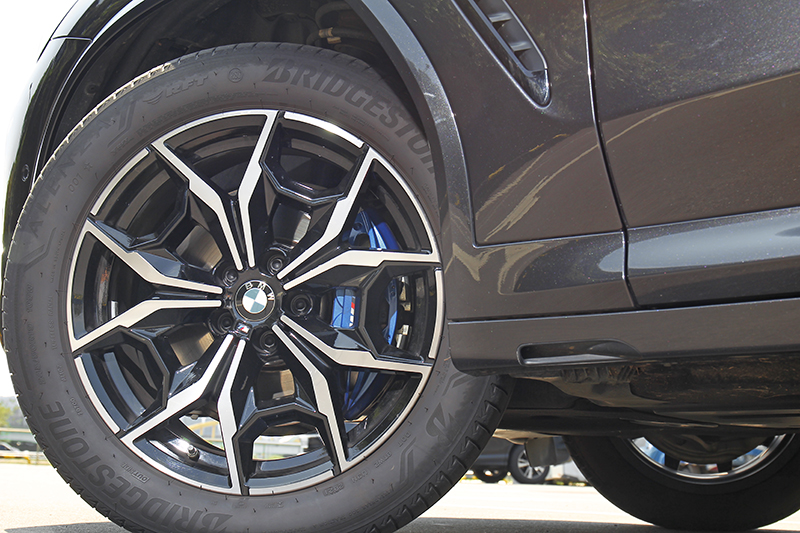 配備245/50 R19圈胎。