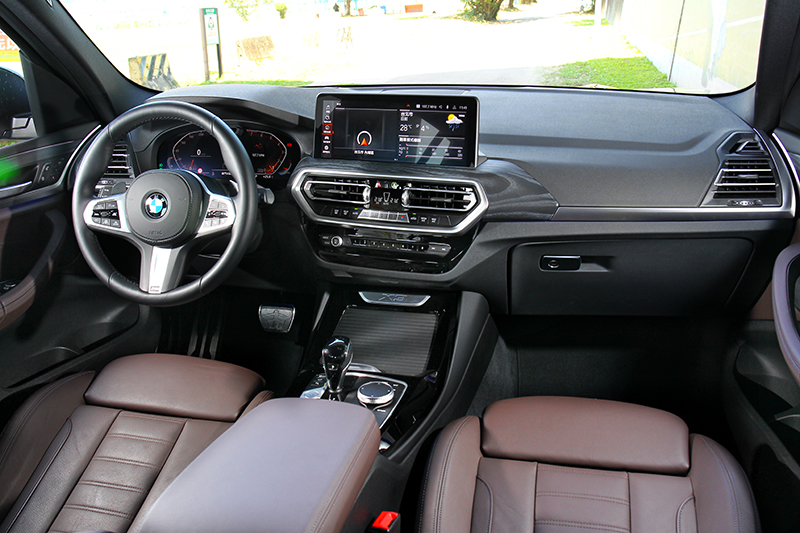 座艙針對空調控制面板更換成品牌最新設計。