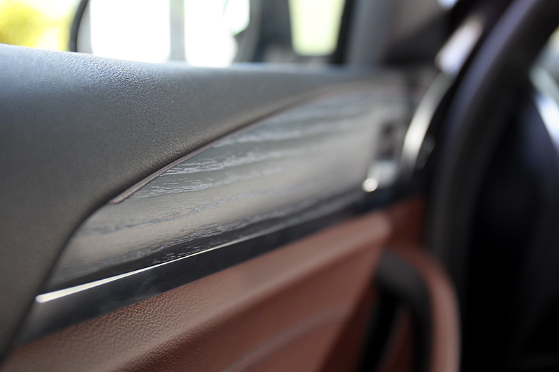 Fine-wood梣木紋飾板替車艙營造高級氛圍。