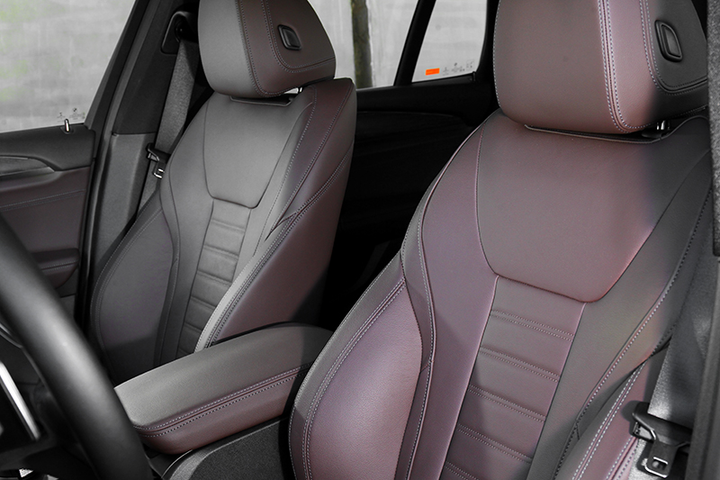 前座為Vernasca真皮跑車座椅。