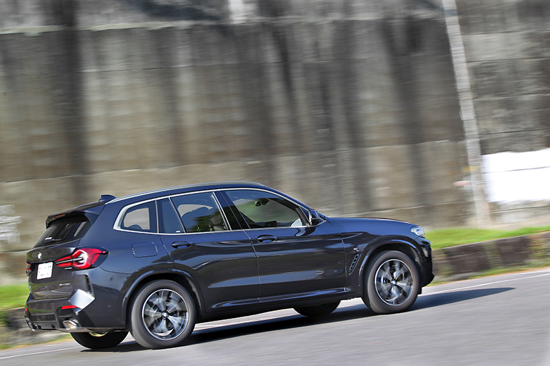 輕油電因素讓低速起步擁有輕快的表現。