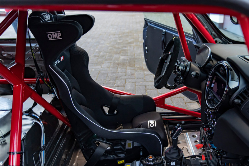 座椅換成OMP筒椅。