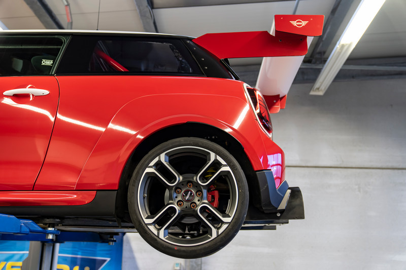 底盤也改成軟硬可調運動化懸吊與M Performance煞車系統。