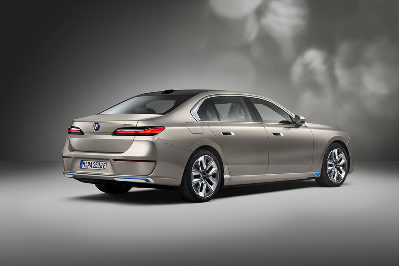 新世代7 Series車身尺碼增加至5391mmx1950mmx1544mm,軸距3215mm。