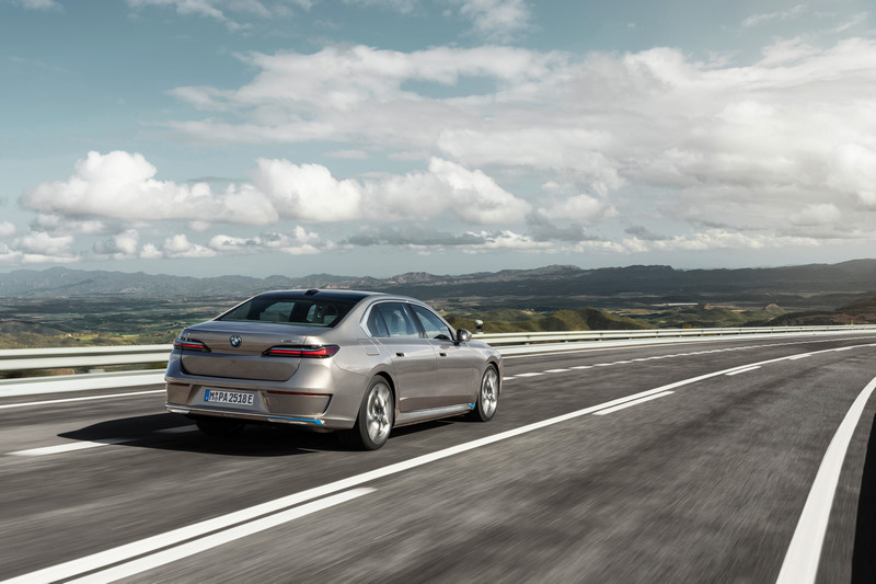 i7現階段有544hp/76.0kgm輸出的i7 xDrive60,明年則會帶來i7 M70 xDrive。