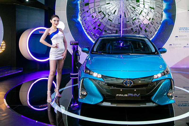 若以台灣環境換算,銷售量最高的插電式複合動力車Toyota Prius PHV其實比起電動車銷售冠軍Tesla Medel 3碳排放量還要更低。