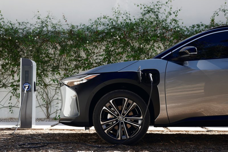 無論公用充電站或家用充電樁都需要政府單位的補助與支持,以擴大電動車或插電式油電複合動力車的普及性,近一步朝淨零排放的目標前進。