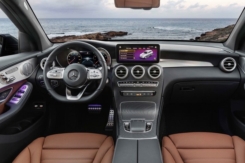 A-Class、C-Class、E-Class、CLA、GLB、GLC、CLS與2020~2021年EQC等車倒車鏡頭故障無法顯示畫面宣布召回。