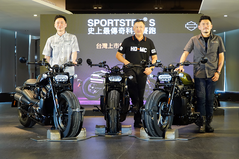 與Sportster® S同場亮相的還有兩位Sportster® S名人車友──亞洲利曼賽總冠軍陳漢承(右)，與福爾摩沙台新夢想家籃球隊董事長張承中(左)