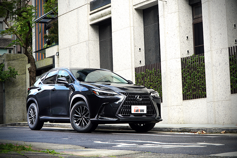 NX大改款在面容上調整得更為討喜,原本殺氣騰騰的眼神微調的更加洗鍊