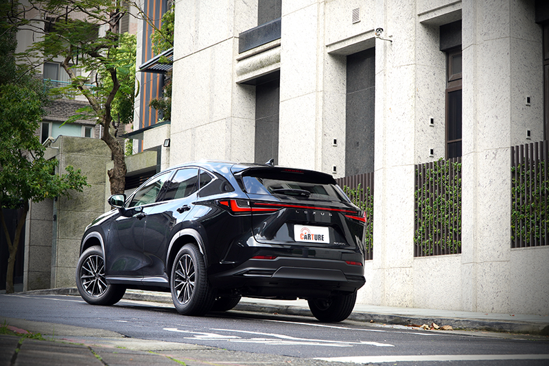 車體線條取消了銳利折角,加上相當具特色的貫穿式尾燈造型,整體造型變得更為成熟