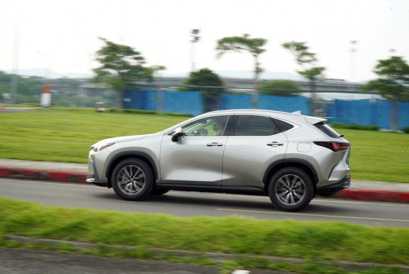 輕快的起步加速反應,不過份追求中高速的再加速能力,有效打中多數消費者的用車甜蜜點