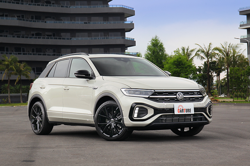 330 TSI R-Line Performance水箱護罩配備連貫式LED定位燈,日行燈也換成直立式。