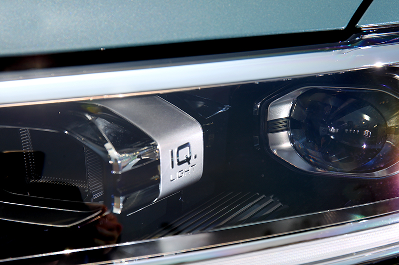 標配IQ.Light智慧燈組,330 TSI R-Line Performance車型更升級LED Matrix矩陣式頭燈。