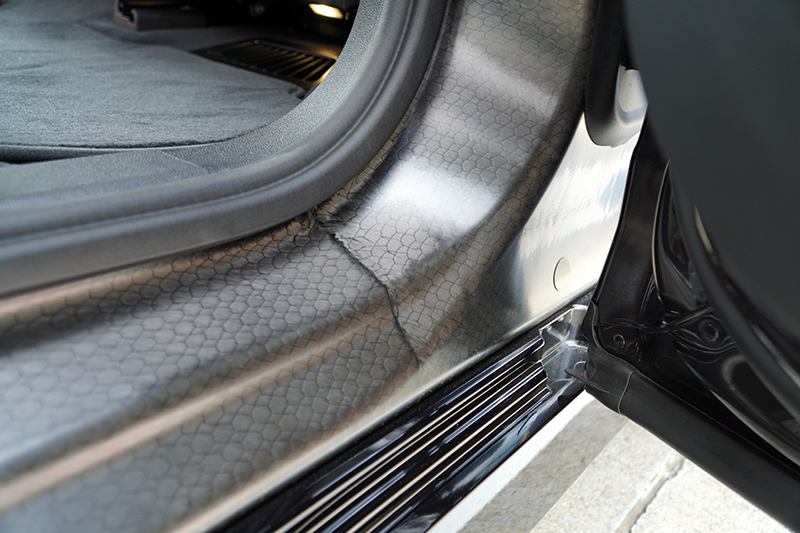 新BMW iX採用Carbon Cage碳纖維複合式材質車體結構搭配輕量化鋁合金材質。