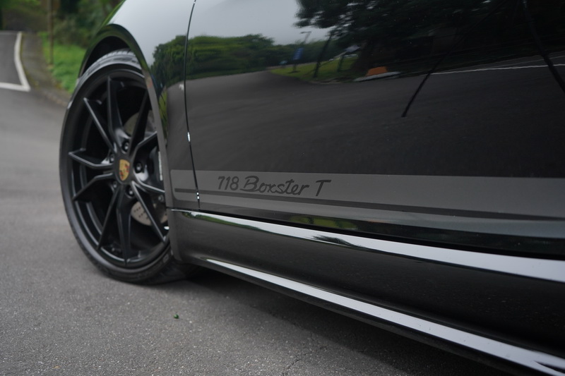 Porsche 718 Boxter T在外觀上僅靠車側彩貼及車尾的”T”字樣可辨識其獨特身分