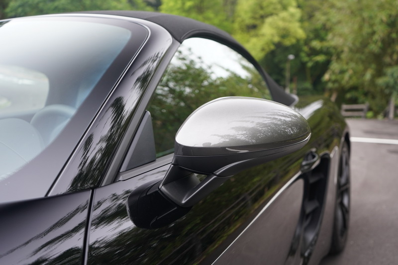 全車僅剩後視鏡外蓋與車側彩貼以深銀色凸顯出些許不同