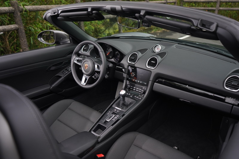 內裝鋪陳基本上與標準車型無太大差距