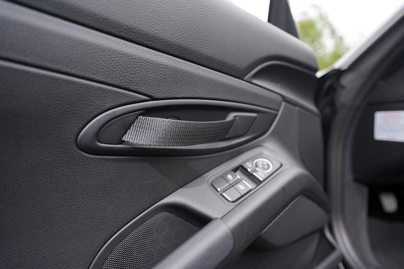 為了強化操駕的戰鬥感,車門把手已改為類似GT3 RS的尼龍拉帶款式