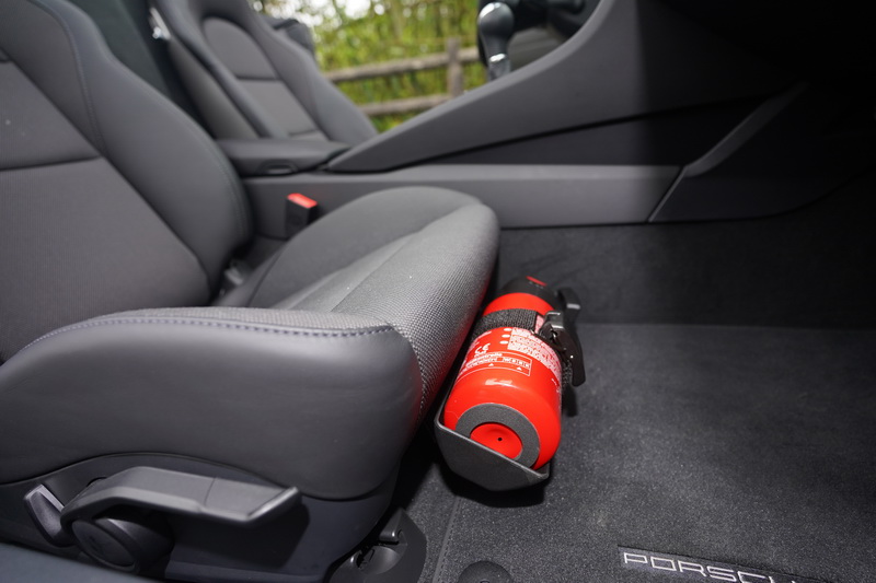 副駕駛座下方選配有一組滅火器,進出車艙時能感受十足的熱血氛圍