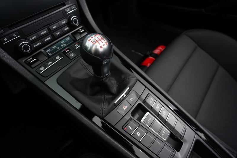 中央鞍座上的6速排檔桿與腳踩的離合器踏板才是Boxter T的精隨所在