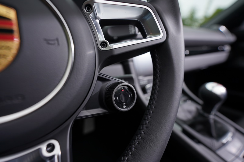 切換到Sport駕駛模式後,油門反應變得更為積極同時也放大了尾管的排氣聲浪