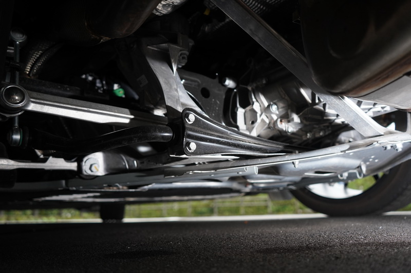 718 Boxter T標配有PASM主動式運動化懸吊及降低2公分的車高設定