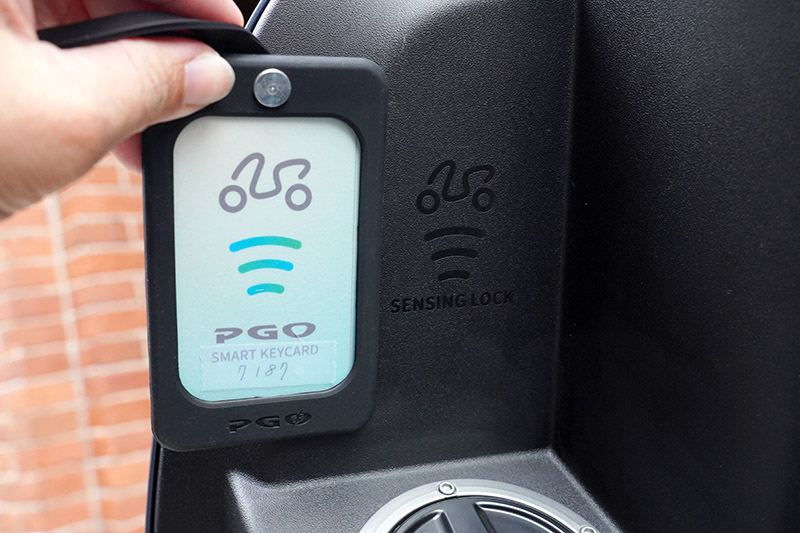 NFC 智慧鑰匙卡片只需感應後即可啟動車輛,並具備高達 281 兆組防盜編碼,有更好的防盜效果。