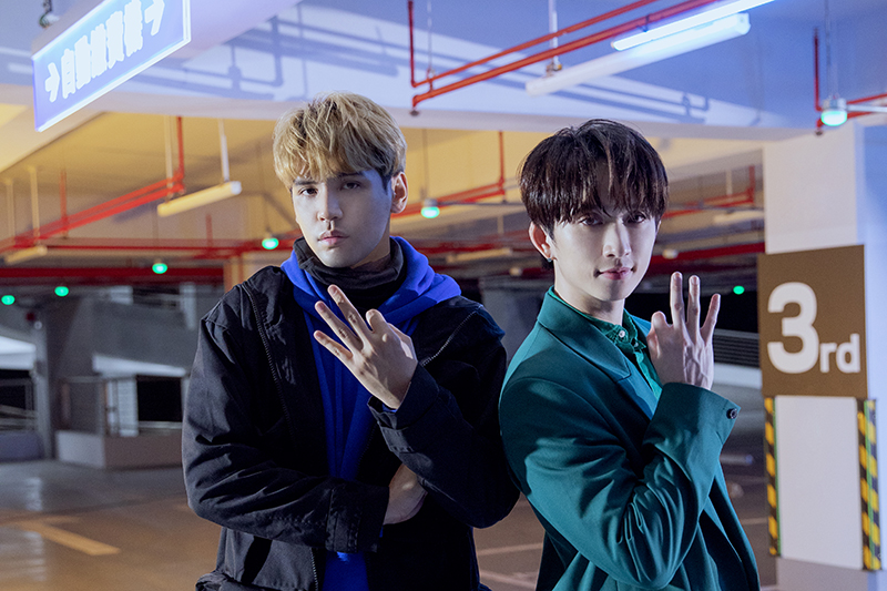 【車勢星聞】影/九澤CP三周年獻禮〈偷走你的心〉,停車場拍MV大談警匪戀。(圖:滾石唱片提供)