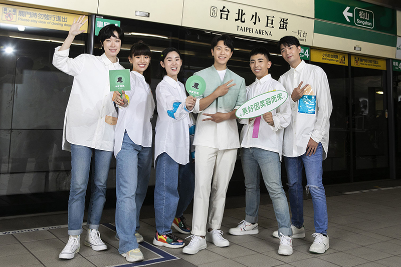 【車勢星聞】影/台北捷運首度更換進站音樂,韋禮安、尋人啟事快閃台北小巨蛋站《叫我好來》。(圖:Darlie好來提供)