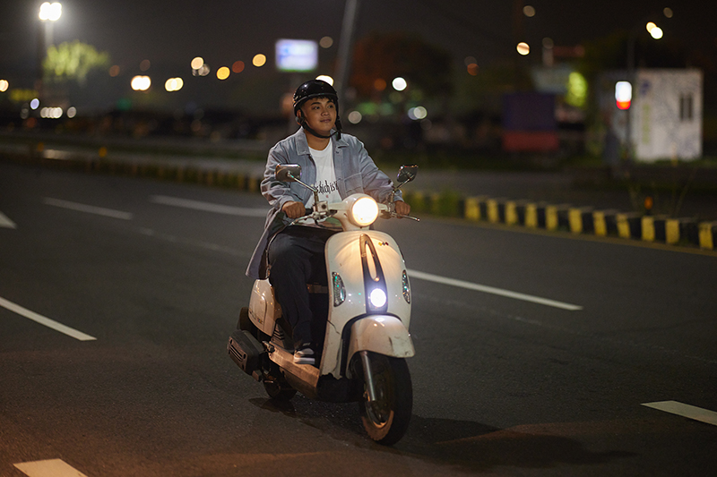 【車勢星聞】《聲林之王3》亞軍邱軍〈不是不會痛〉MV騎機車為加油站員工「加油」。(圖:索尼音樂提供)