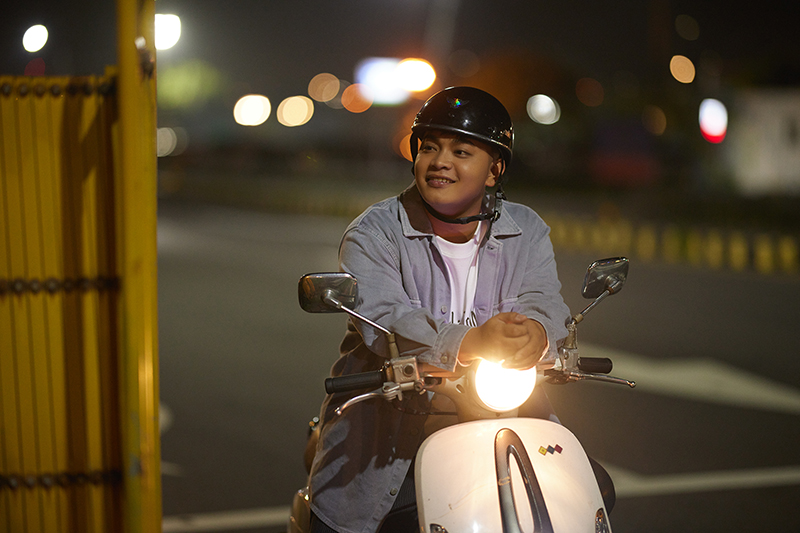 【車勢星聞】《聲林之王3》亞軍邱軍〈不是不會痛〉MV騎機車為加油站員工「加油」。(圖:索尼音樂提供)