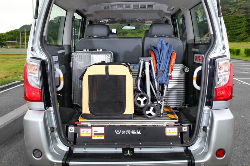 當無需置放輪椅時,收折後的活動式坡道即能搖身一變化作多功能載台。