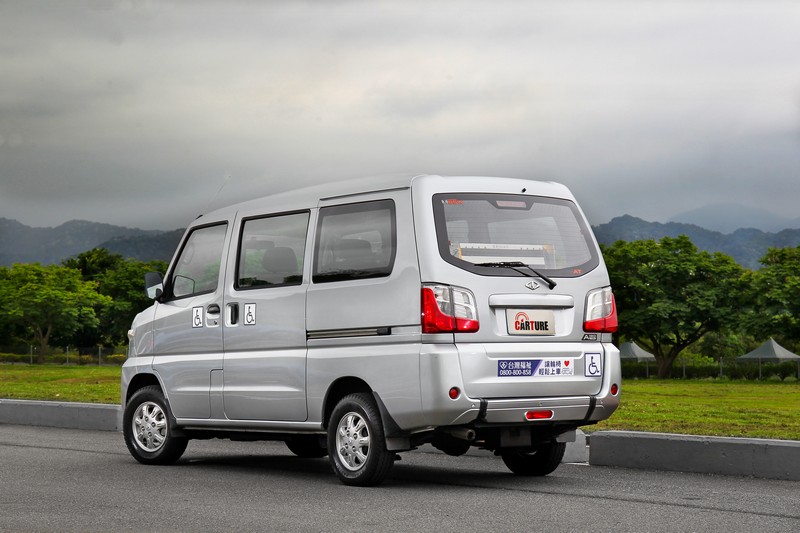 外觀上僅有無障礙貼紙足供識別,其他部分與一般菱利A180並無二致。