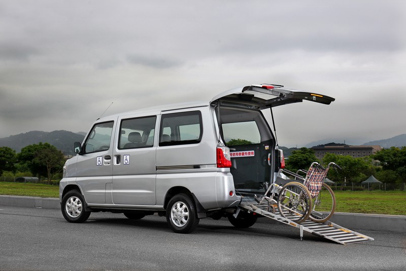 打開尾門才能見端倪,與一般菱利A180最顯著的差異即在這片可延伸的活動式坡道。