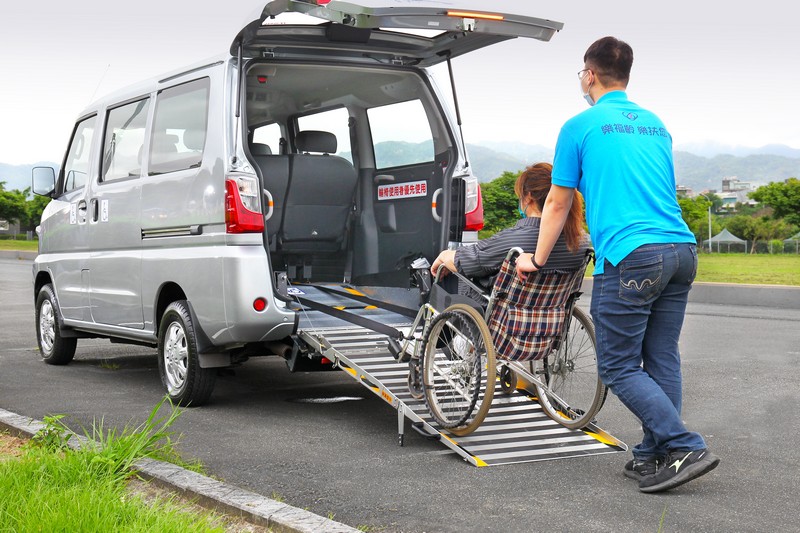 活動式坡道延伸放下後傾斜角度恰到好處,如絞盤般的主動式防滑帶也協助上車更加省力。