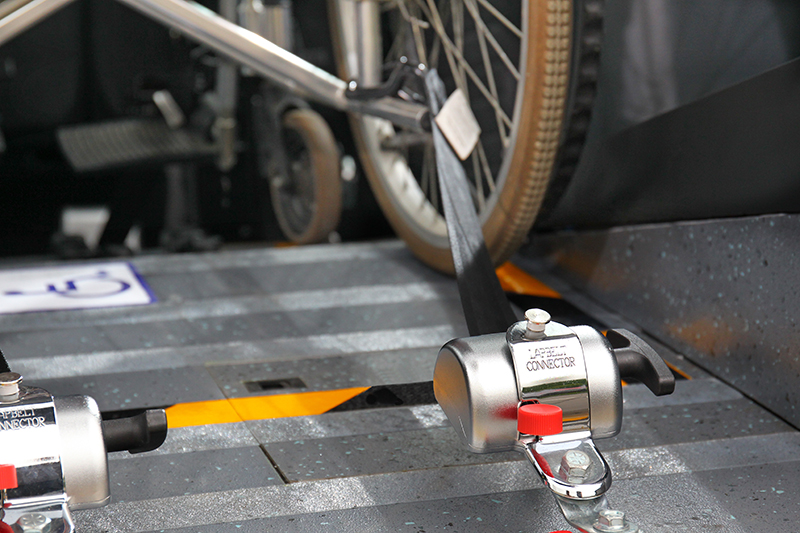 將輪椅推進車內,透過防滑固定帶與輪椅固定座可讓輪椅安置妥當,並設有三點式安全帶以確保乘員行車安全無虞。