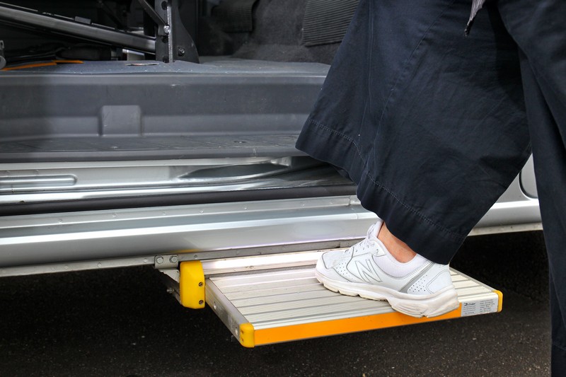 右側滑門下方亦設有可自動延伸的電動側踏板,可供腿肌無力或身形較矮長者輕鬆上車。