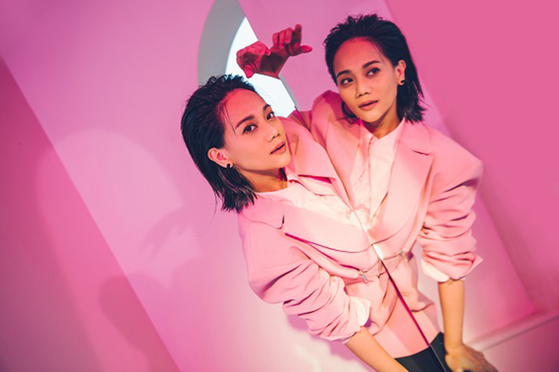 【車勢星聞】阿爆是「在車上長大的孩子」,從小就很喜歡坐車,小時候覺得坐車是一件很高級、很了不起的事情!(圖:聯經出版社提供)