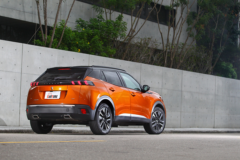 說真的,你乾脆就當 PEUGEOT 2008 是輛鋼砲,充其量乘坐空間更寬廣。