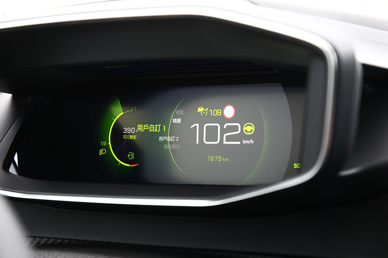 QUARTZ 3D立體投影式抬頭顯示儀錶視覺感受極其科幻,可惜相機無法捕捉其神髓,只待你親自賞玩一番。