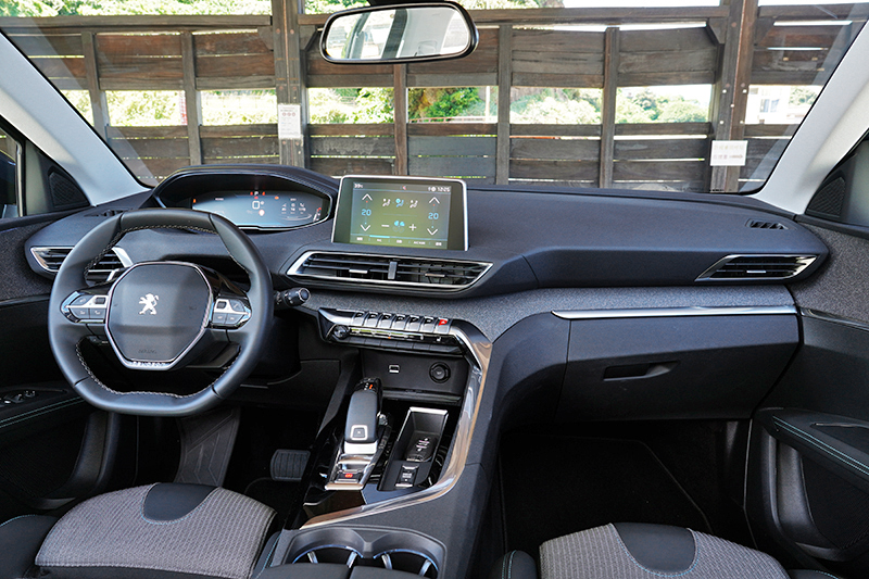 第二代PEUGEOT i-Cockpit駕駛座艙像極太空船的科幻設計感,而實際操作使用不僅直覺更親和好上手。
