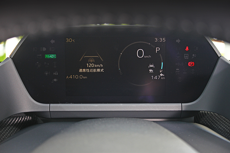 7吋頂置式儀錶頗有幾分PEUGEOT味,好處是能將儀錶與HUD合而為一,視線也無須過度游移。