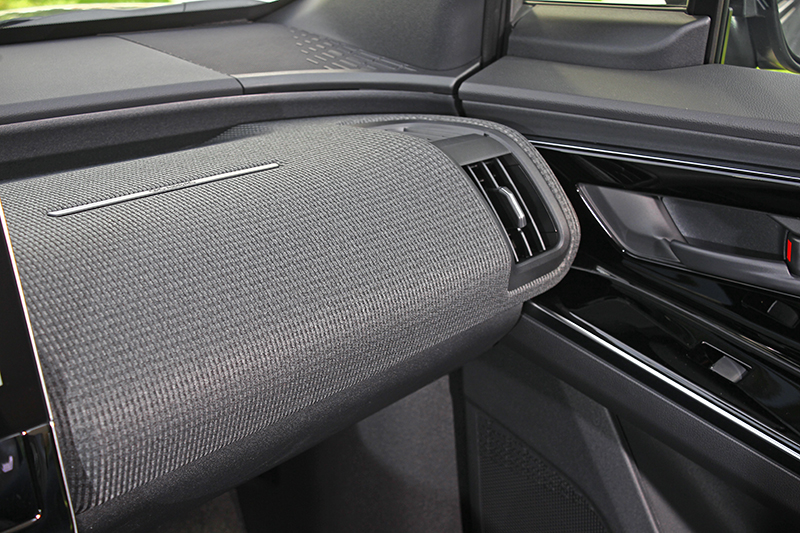 獨特的織布式儀錶台設計獨樹一格,也帶出bZ4X簡約時尚的設計屬性。