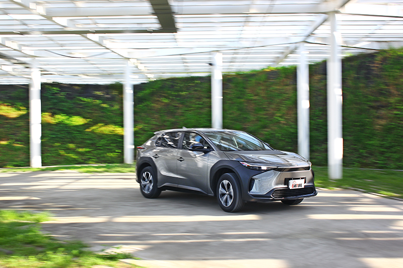 重心偏低的bZ4X不僅乘坐感受舒適,動態表現同樣沈穩討喜。